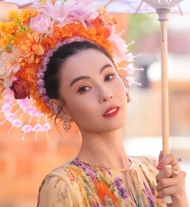 Trương Bá Chi được khen ngợi trước truyền thông Tạ Đình Phong và bố mẹ chồng khen ngợi Trương Bá Chi