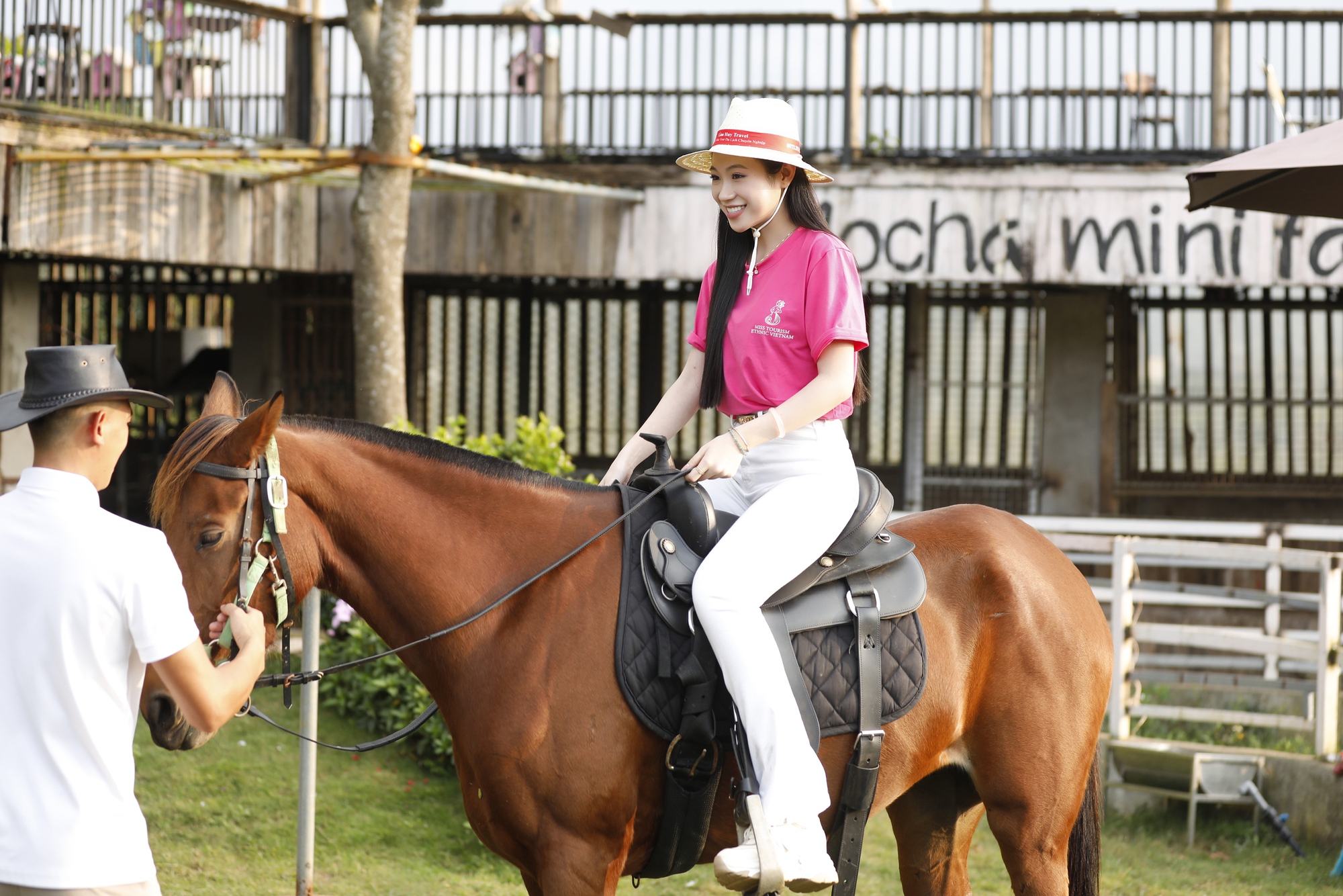 Top 30 Hoa hậu Du lịch Dân tộc Việt Nam 2025 tham gia các trải nghiệm, thử thách đầy kịch tính- Ảnh 4. Thí sinh tham gia trò chơi tại Mộc Châu Island