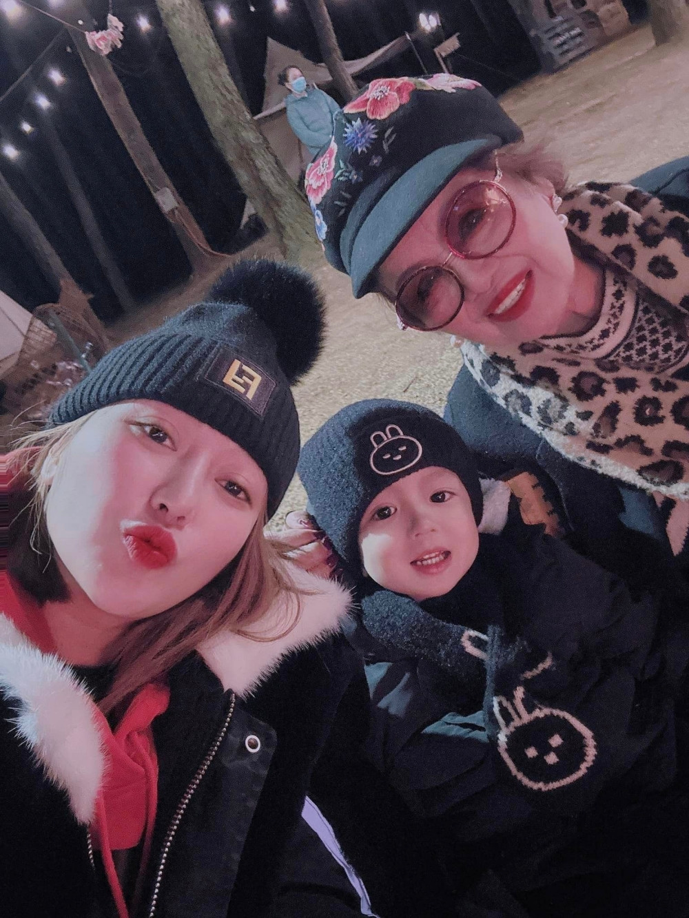 Nam ca sĩ sở hữu biệt thự 2.000 m2 ở Mỹ và Việt Nam: Ngoài 50 hôn nhân viên mãn bên vợ kém 17 tuổi- Ảnh 4. Vợ hiện tại có quan hệ tốt với mẹ chồng