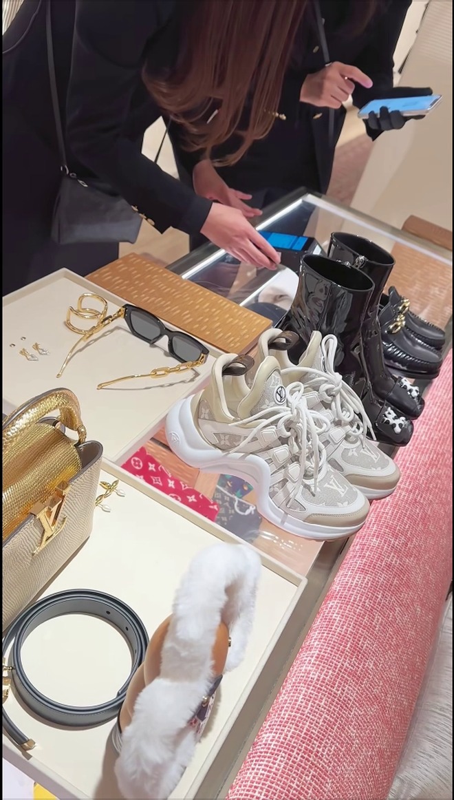 Đoàn Di Băng tiêu tiền ác- Ảnh 10. Shopping nhanh trong cửa hiệu hàng hiệu