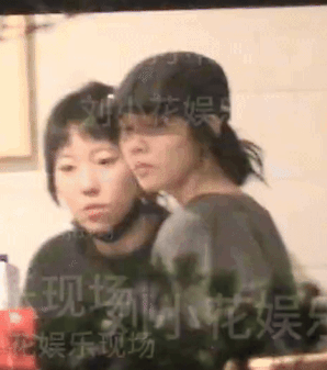 Tống Nghiên Phi và Đậu Tĩnh Đồng tay trong tay Tống Nghiên Phi và Đậu Tĩnh Đồng nắm tay nhau trên phố