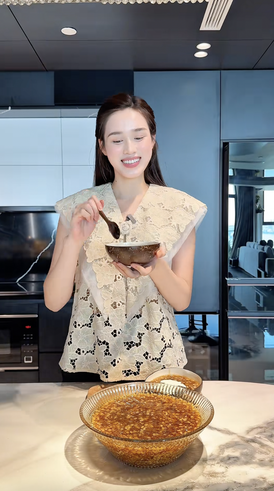 Đỗ Hà chăm vào bếp nấu ăn Nàng Hậu chăm vào bếp nấu ăn