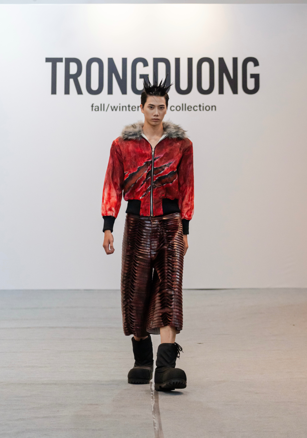 Phong thái mạnh mẽ nhưng tự nhiên Mẫu trình diễn với phong cách ngầu tự nhiên