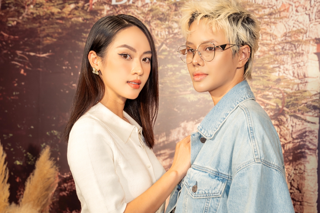 Hai người lộ dấu hiệu buồn bã trên mạng xã hội