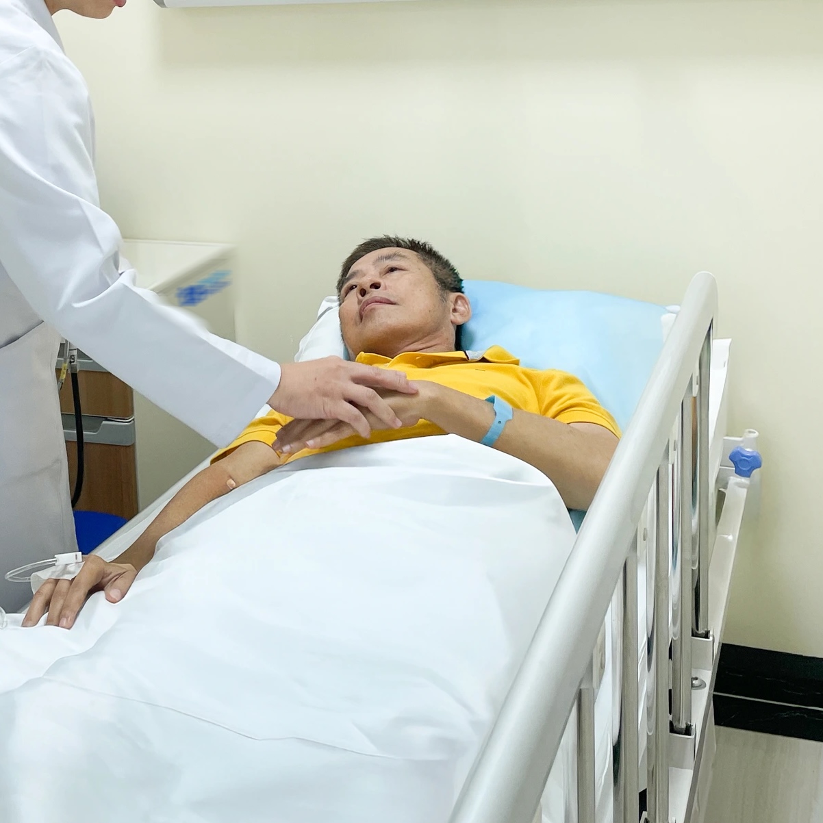 Nghệ sĩ Tấn Beo biểu diễn trên sân khấu