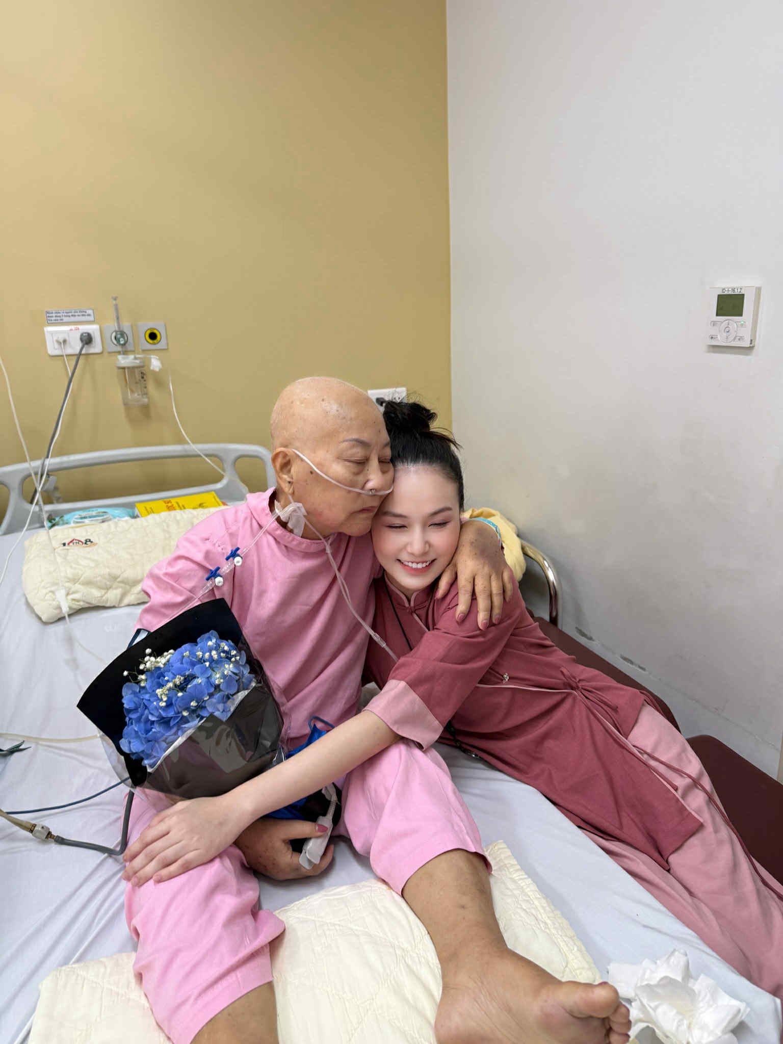 Mẹ Tuấn Hưng đang điều trị bên con dâu Hương Baby Mẹ Tuấn Hưng và con dâu Hương Baby