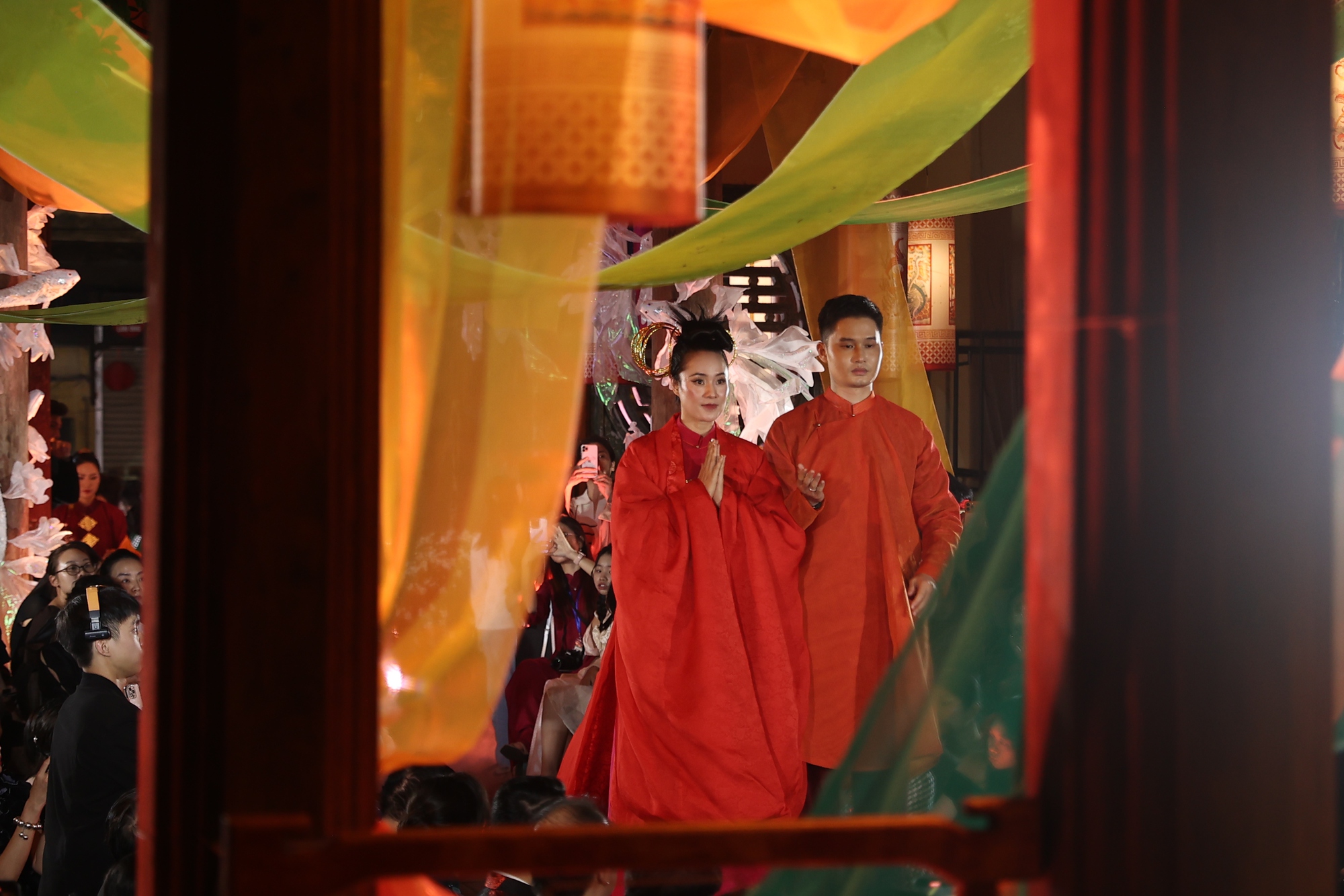 Dấu ấn 30 năm làm nghề của NTK David Minh Đức giữa phố cổ Hà Nội- Ảnh 6. Các thiết kế áo dài mang đậm chiều sâu văn hóa