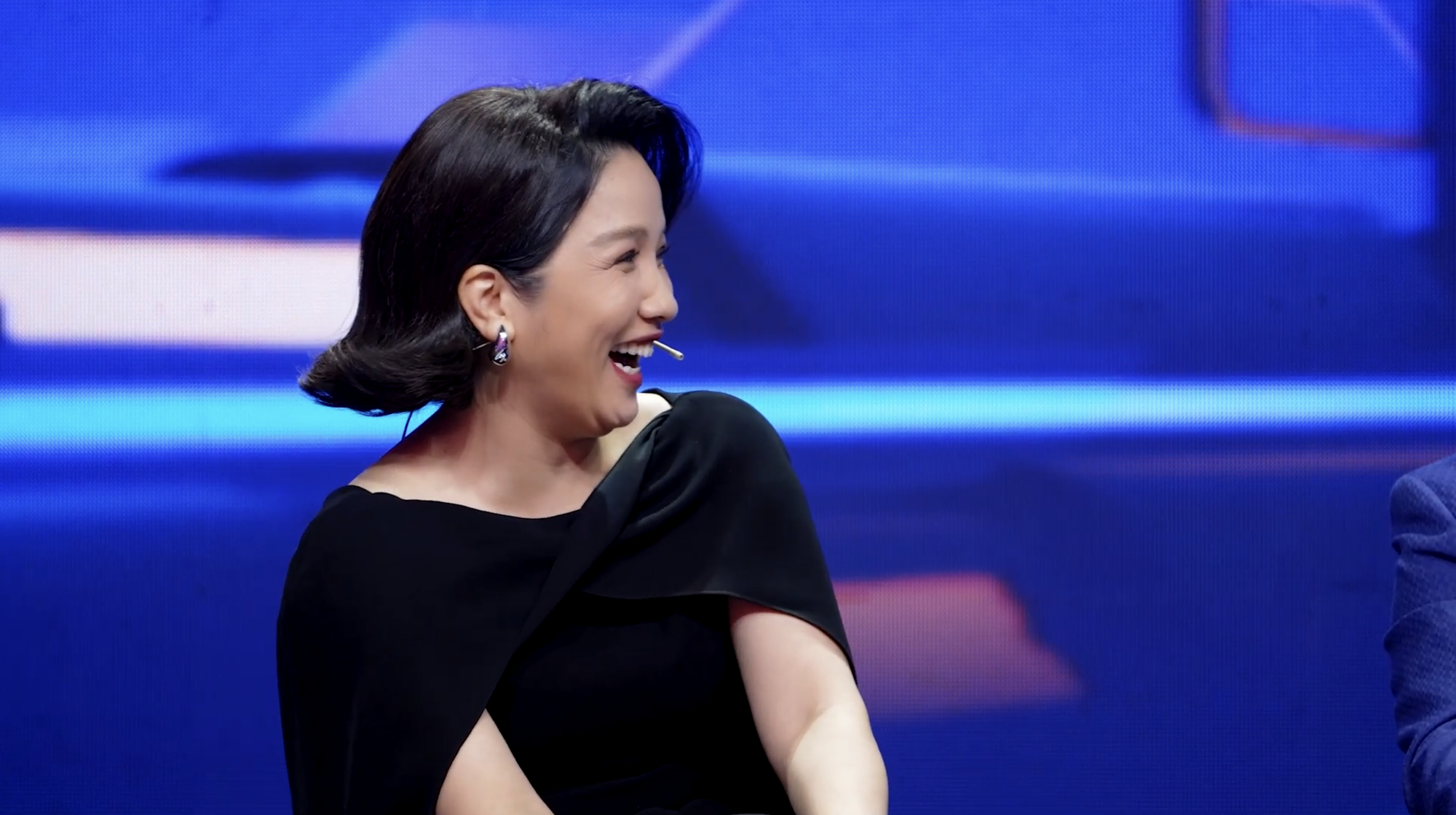 Mỹ Linh hỏi đáp cùng phiên bản AI