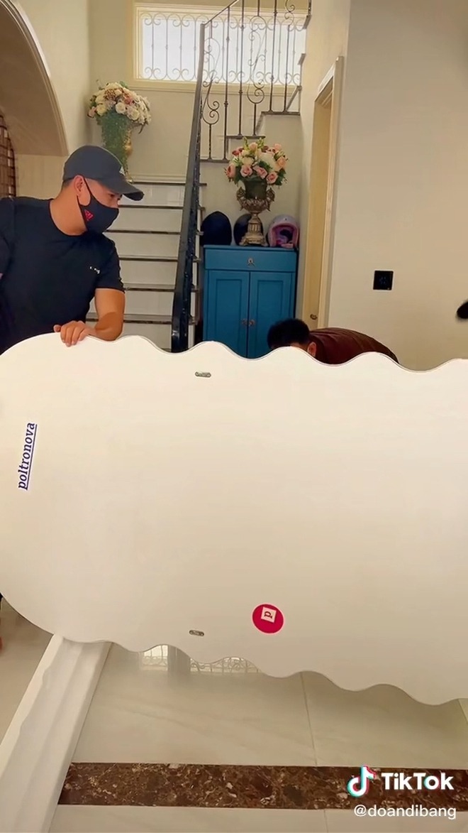 Đoàn Di Băng tiêu tiền ác- Ảnh 1. Chiếc gương hơn 300 triệu Đoàn Di Băng tậu