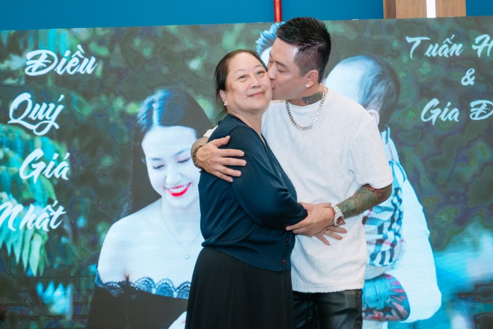 Tuấn Hưng và mẹ Tuấn Hưng và mẹ đang cùng nhau