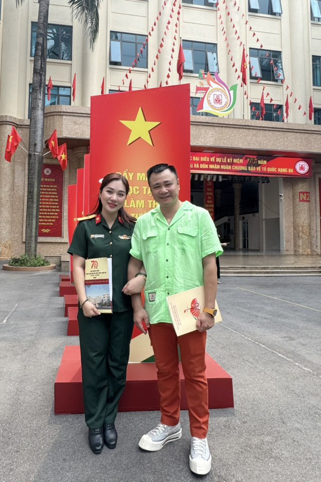 Bà xã Thiếu tá Minh Nguyệt - giảng viên Trường Đại học Văn hóa Nghệ thuật Quân đội Thiếu tá Minh Nguyệt trong trang phục bộ đội