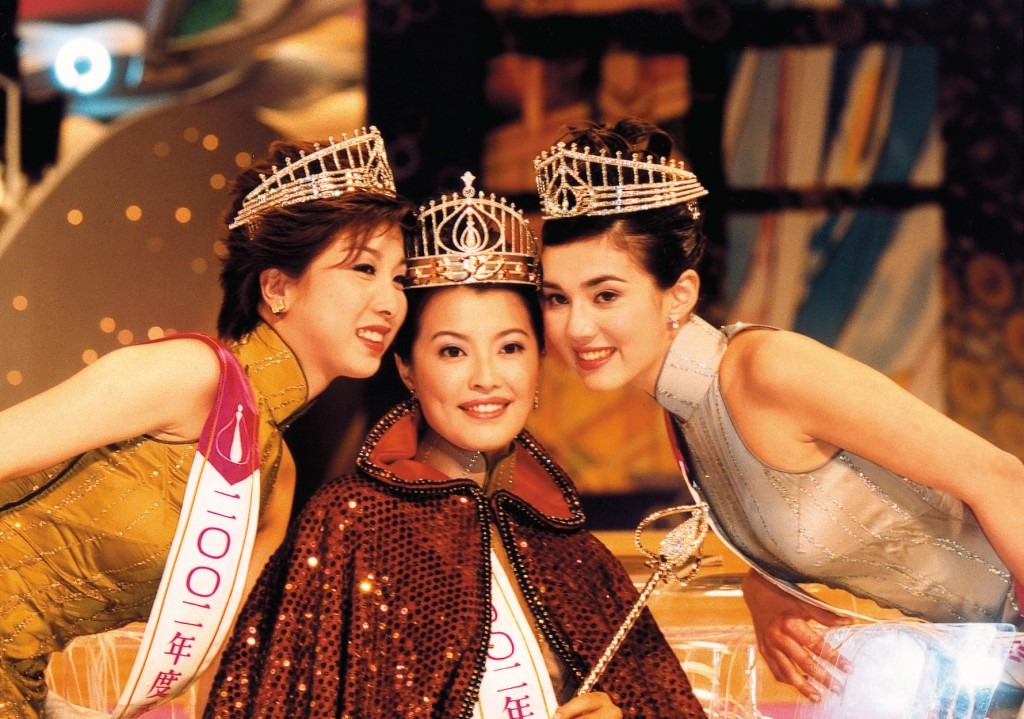 Hồ Gia Huệ (ngoài cùng bên trái) lên ngôi Á hậu Hong Kong 2012