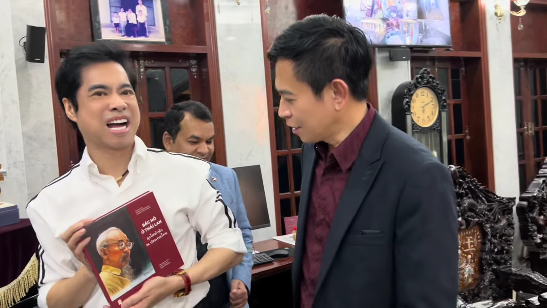 Hình ảnh Ngọc Sơn quỳ trước mẹ trong phòng khách