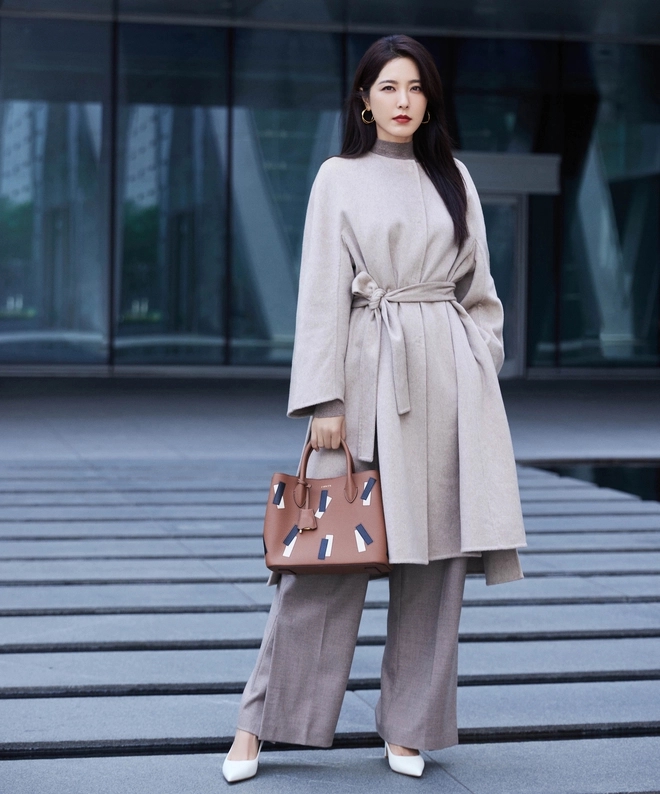 Tăng Lê dễ dàng diễm áp khi đứng cạnh các đàn em trẻ