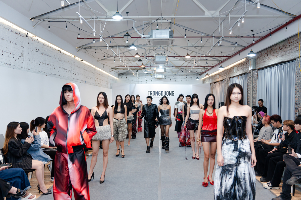 NTK cùng dàn mẫu cuối show Instinct Nguyễn Trọng Dương xuất hiện bên dàn mẫu sau show diễn