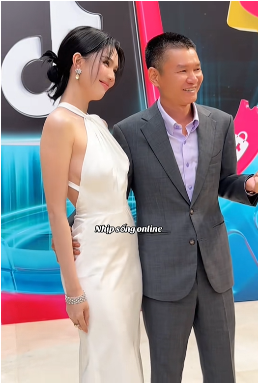 Chủ tịch dép Nesty tham gia các sự kiện cùng Ngọc Trinh Hai nhân vật xuất hiện tại sự kiện chung