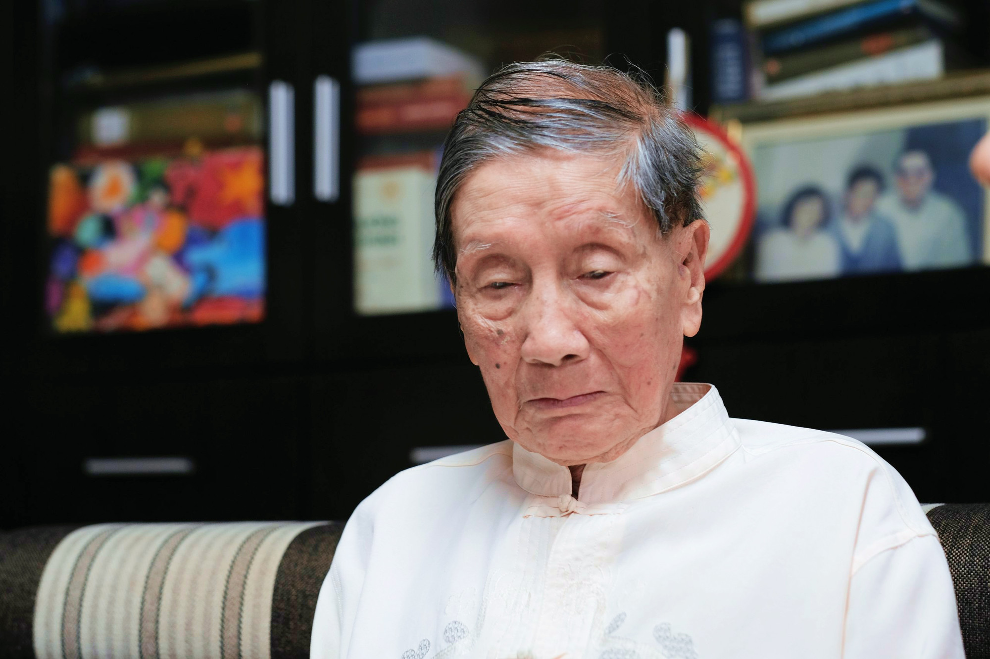 Cuộc sống lạc quan trong căn nhà nhỏ, sạch sẽ ở Hà Nội của nam nghệ sĩ sắp 100 tuổi - Ảnh 1. Nhạc sĩ Phạm Tuyên trong căn nhà nhỏ sạch sẽ