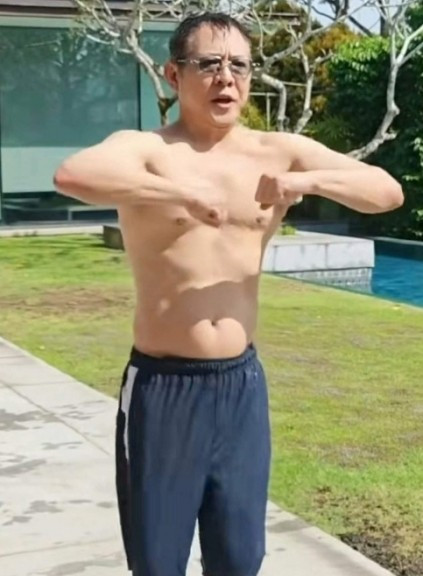 Lý Liên Kiệt đáp trả- Ảnh 1. Lý Liên Kiệt tập thể dục và khoe thân hình rắn chắc tại biệt thự