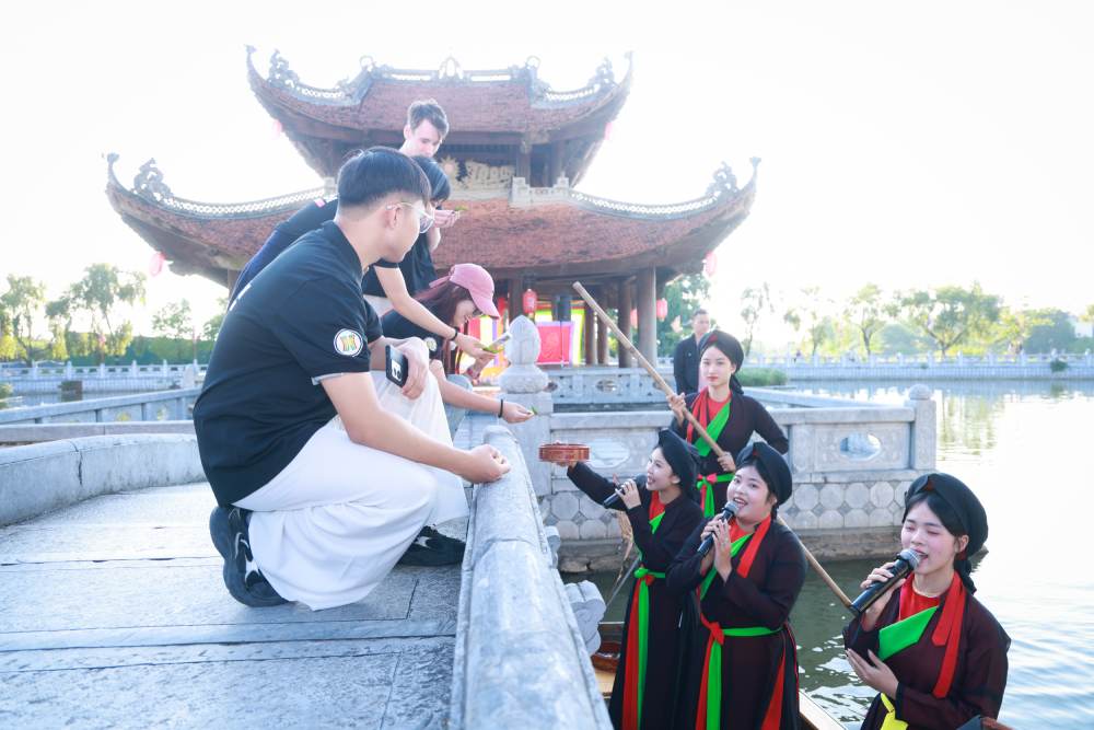 Thí sinh nước ngoài giao lưu cùng các liền anh, liền chị Thí sinh quốc tế tham gia trải nghiệm văn hóa tại Đền Đô