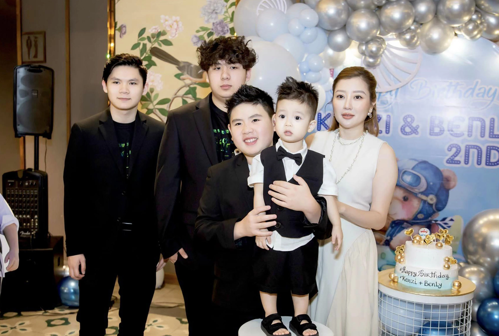 Nam ca sĩ sở hữu biệt thự 2.000 m2 ở Mỹ và Việt Nam: Ngoài 50 hôn nhân viên mãn bên vợ kém 17 tuổi- Ảnh 5. Vợ mới thân thiết với các con riêng của chồng