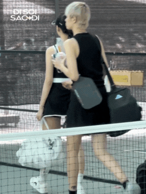 Cả hai có những tương tác thân thiết cùng nhau ra về