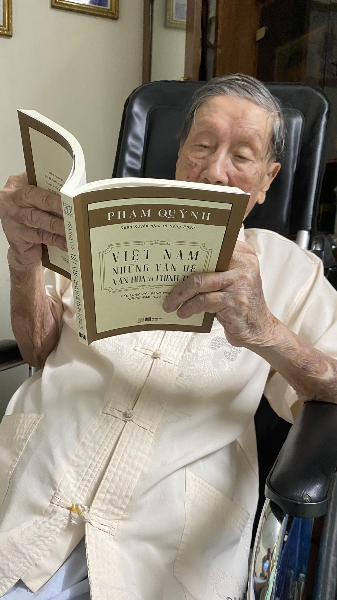 Cuộc sống lạc quan trong căn nhà nhỏ, sạch sẽ ở Hà Nội của nam nghệ sĩ sắp 100 tuổi - Ảnh 2. Nam nhạc sĩ vẫn minh mẫn ở tuổi U100