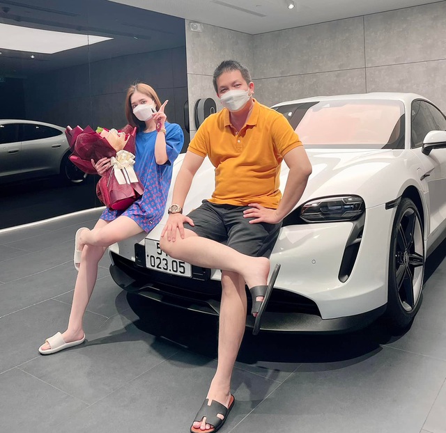 Porsche Taycan bạc của Đoàn Di Băng Chiếc Porsche Taycan bạc giá 7,7 tỷ đồng