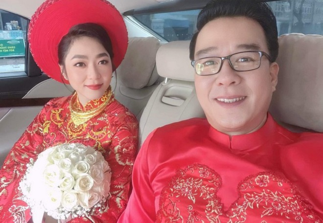 Nữ ca sĩ có hôn nhân ồn ào nhất nhì showbiz- Ảnh 2. Hôn nhân chóng vánh của Hà Thanh Xuân và vua cá koi