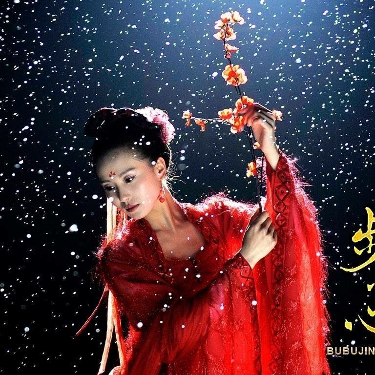 Lưu Thi Thi trong Bộ Bộ Kinh Tâm Lưu Thi Thi tạo hình hồng y đầy mê hoặc