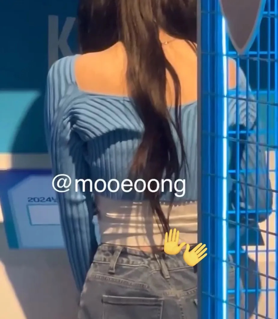 Karina kẹp ghim vào quần jeans