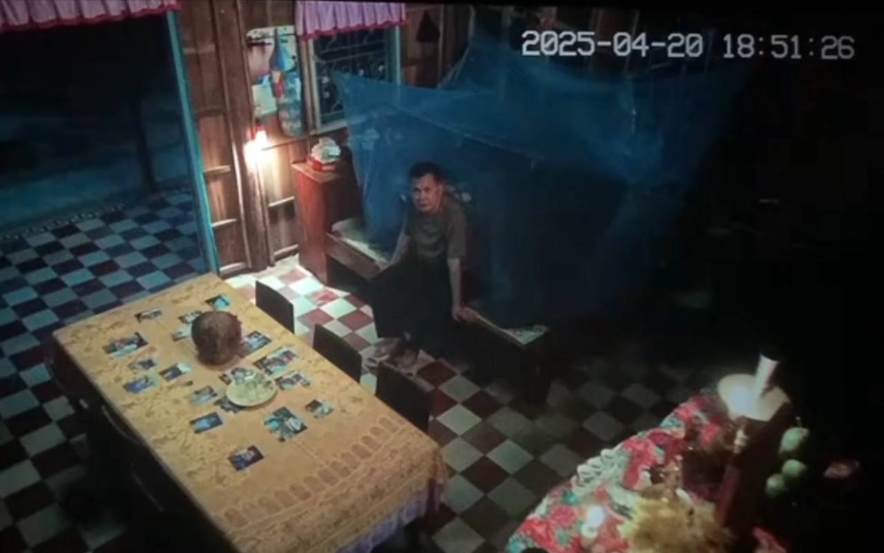 Người đàn ông miền Tây khóc lóc cầu xin qua camera