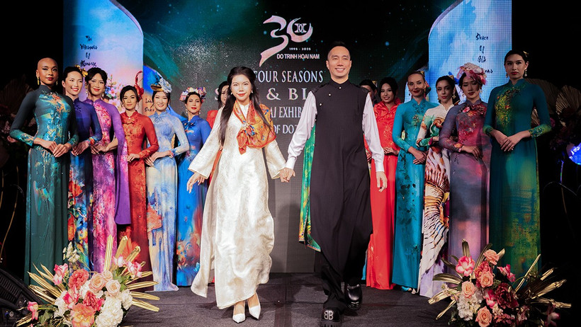 Màn xuất hiện đặc biệt của NTK Đỗ Trịnh Hoài Nam cùng 1 đạo diễn nữ- Ảnh 3. NTK và đạo diễn catwalk chung trên sân khấu