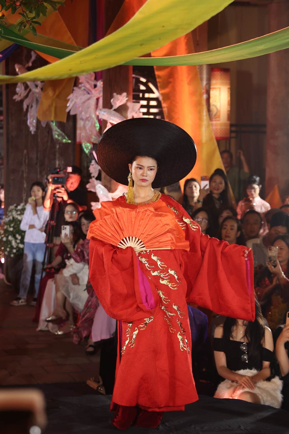 Dấu ấn 30 năm làm nghề của NTK David Minh Đức giữa phố cổ Hà Nội- Ảnh 1. NTK David Minh Đức tại phố cổ Hà Nội