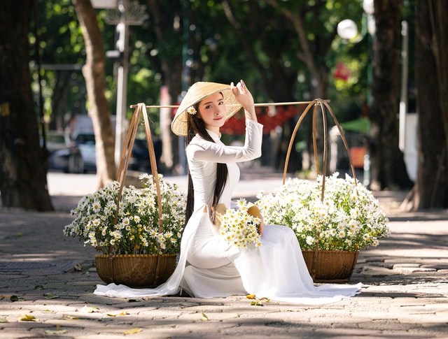 Đinh Hoài An bên gánh cúc họa mi trắng muốt