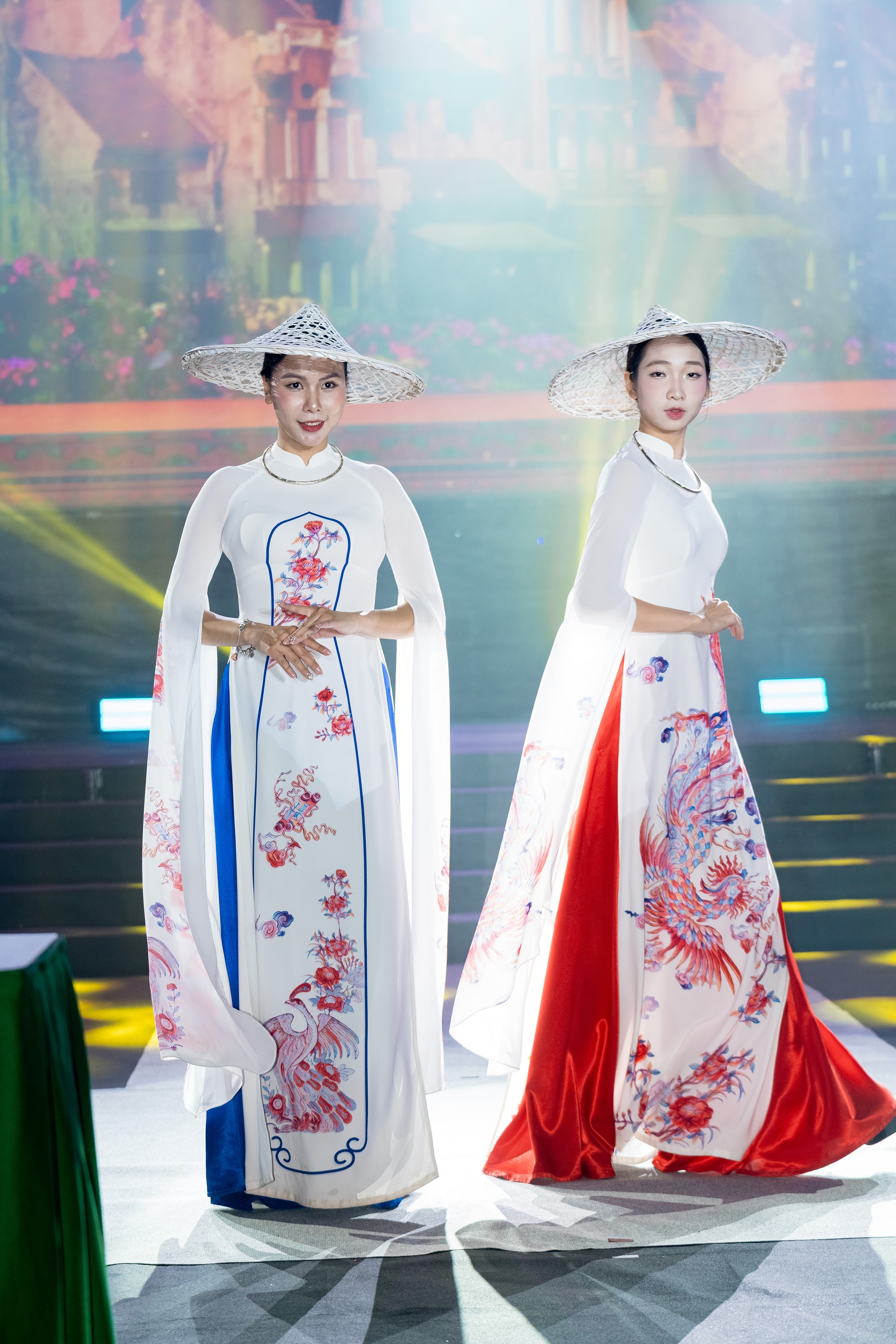 Thiết kế áo dài kết hợp kỹ thuật thêu tinh xảo