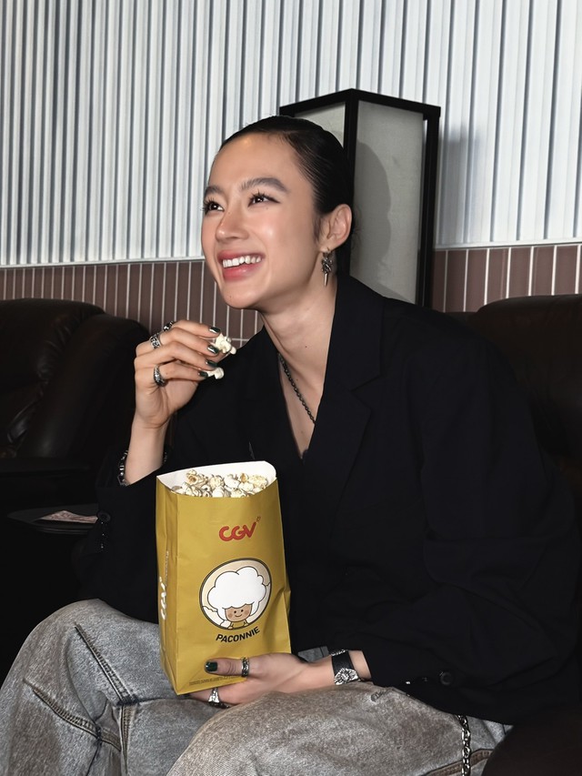 Angela Phương Trinh với yết hầu rõ nét Góc chụp rõ yết hầu của Angela Phương Trinh