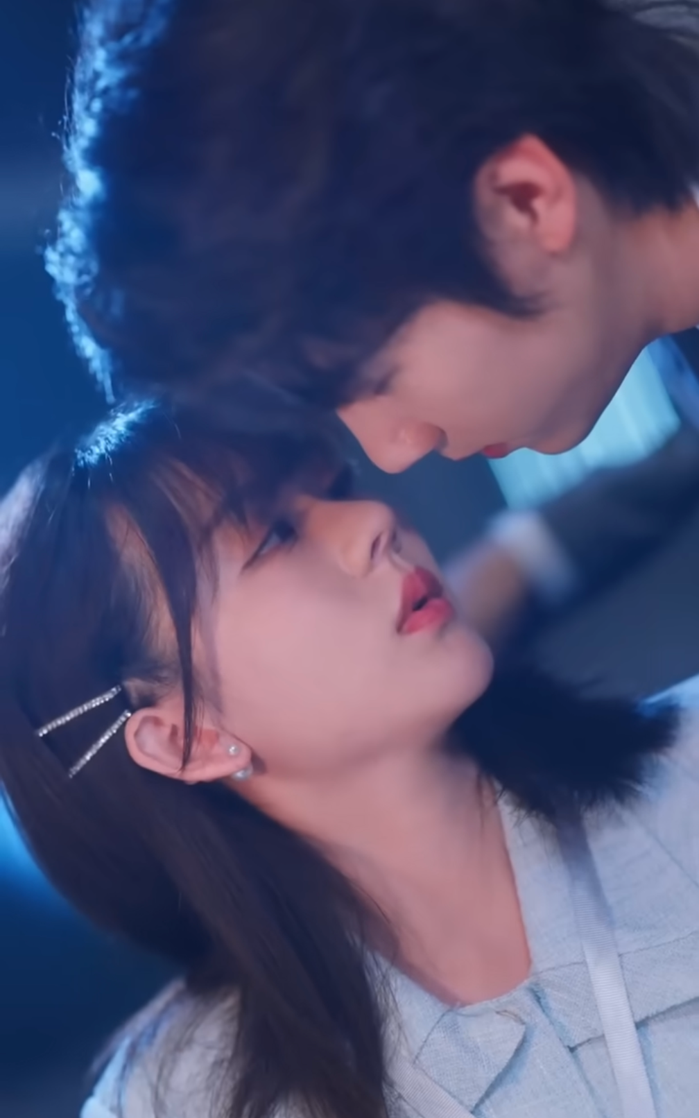 Hơn 5.000 tổng tài bị chuốc thuốc- Ảnh 1. Cảnh tổng tài bị chuốc thuốc trong phim ngắn