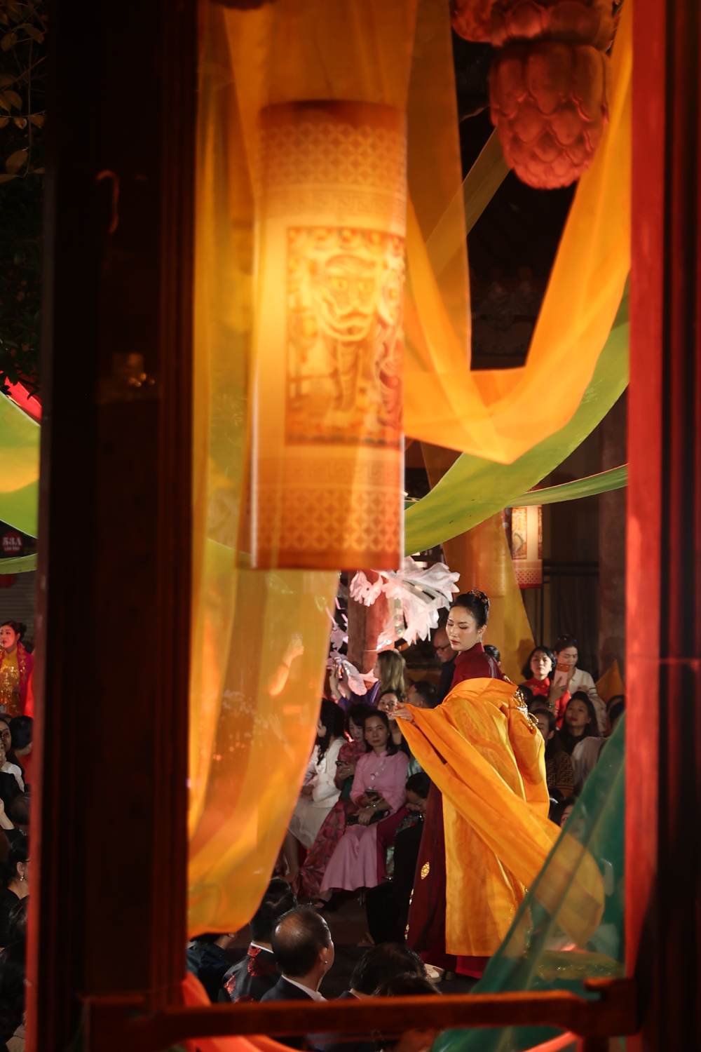 Dấu ấn 30 năm làm nghề của NTK David Minh Đức giữa phố cổ Hà Nội- Ảnh 7. Các mẫu thiết kế đậm chất dân gian đương đại