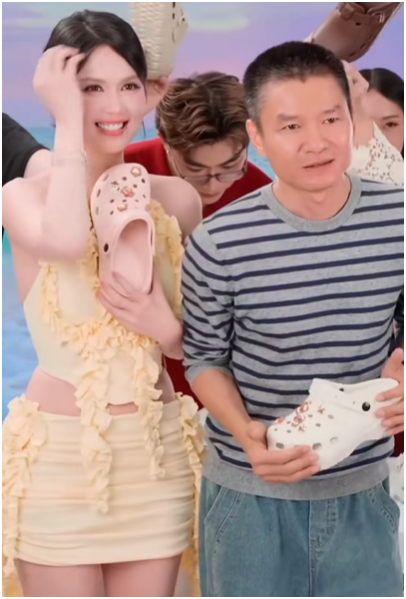 Cả hai thường xuyên xuất hiện trên sóng livestream bán hàng Cảnh hai nhân vật trò chuyện, chốt đơn trước camera