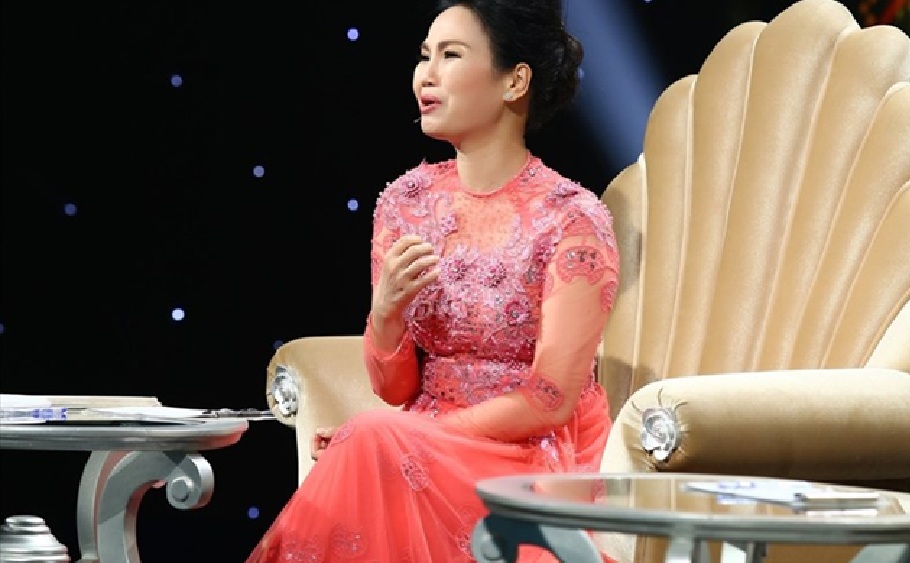 Nữ ca sĩ đem con 1 tháng đi diễn: Anh Lý Hải bảo tôi, em đừng đến nữa - Ảnh 1. Ca sĩ Thùy Trang chia sẻ tại chương trình Chuyện tối cùng sao