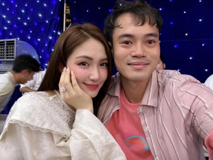 Hòa Minzy phản hồi về chuyện lên xe hoa- Ảnh 5. Hòa Minzy và Văn Toàn không ít lần dính nghi vấn hẹn hò, tuy nhiên cả hai khẳng định chỉ là bạn bè
