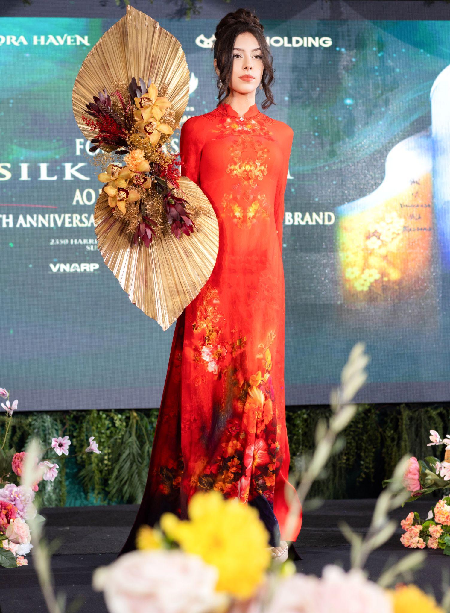 Màn xuất hiện đặc biệt của NTK Đỗ Trịnh Hoài Nam cùng 1 đạo diễn nữ- Ảnh 4. Khán giả tại triển lãm Áo dài & Fashion Show