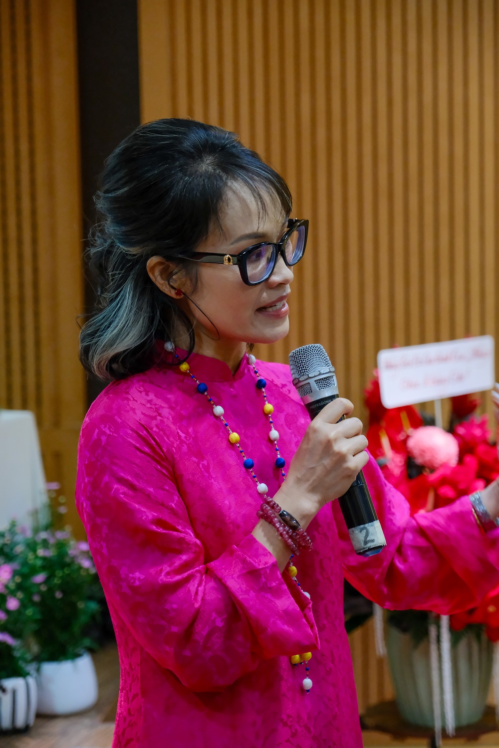 Soprano Nguyễn Bích Thủy về Việt Nam ra mắt sách: Phải đánh đổi hạnh phúc gia đình vì đam mê ca hát- Ảnh 2. Nguyễn Bích Thủy chia sẻ về đánh đổi cá nhân cho nghệ thuật