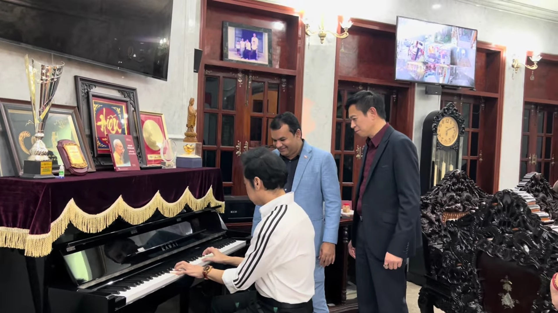 Ngọc Sơn chơi piano tại biệt thự