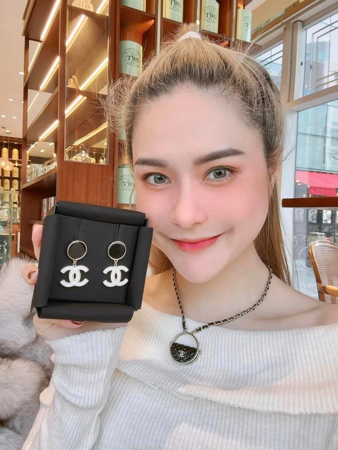 Đoàn Di Băng tiêu tiền ác- Ảnh 11. Shopping nhanh trong cửa hiệu hàng hiệu