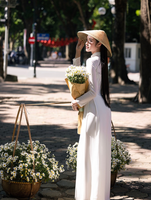 Đinh Hoài An duyên dáng trong tà áo dài trắng