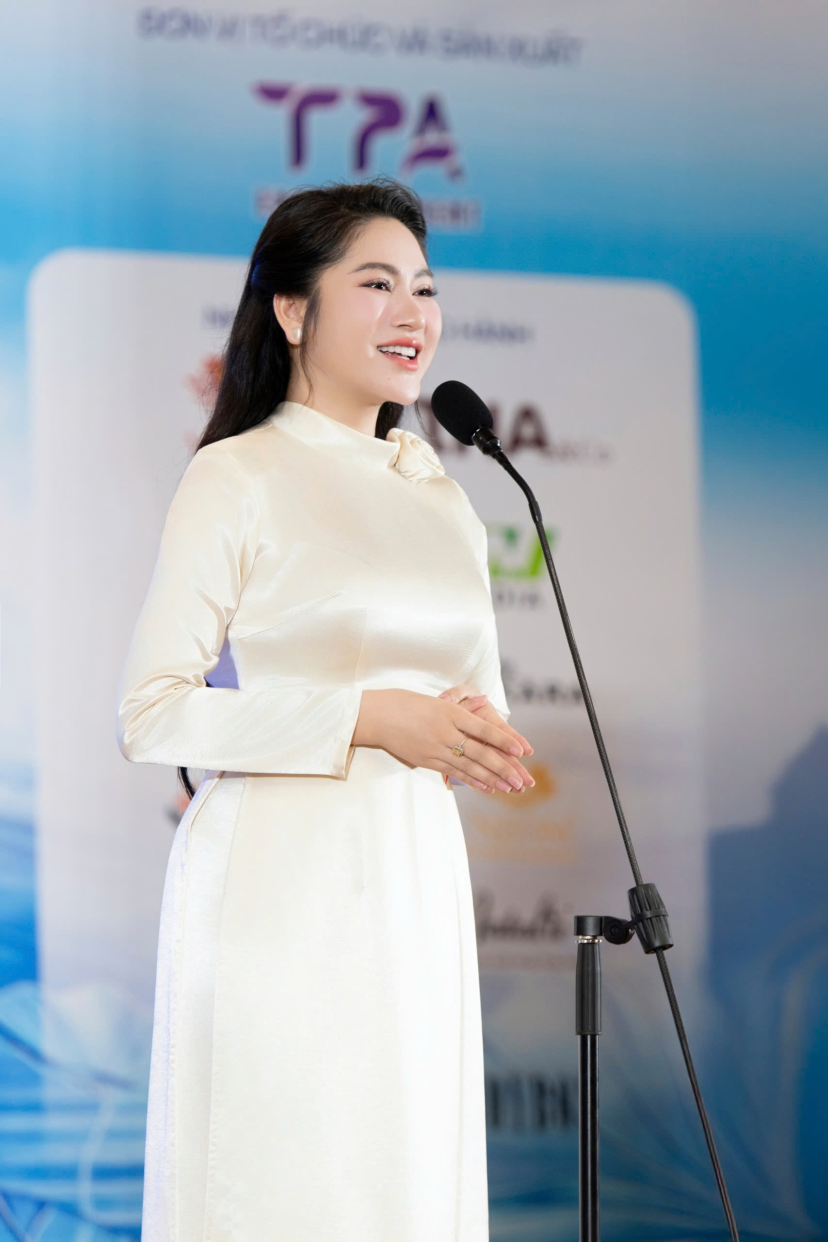 Chủ tịch cuộc thi bà Thu Trang Bà Thu Trang - Chủ tịch cuộc thi Hoa hậu Sinh viên Hòa bình Việt Nam