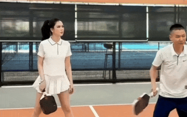 Cảnh vui nhộn trên sân pickleball của Ngọc Trinh và Chủ tịch dép Nesty Khoảnh khắc hài hước khi chơi pickleball