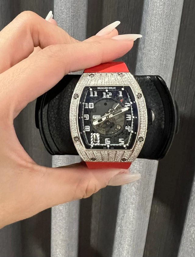 Từ 2 chiếc Richard Mille trên tay Đức Phạm và Vũ Thuý Quỳnh, làm nổi lại câu chuyện chiếc đồng hồ từng của Diệp Lâm Anh. Chiếc đồng hồ Richard Mille gây tranh cãi