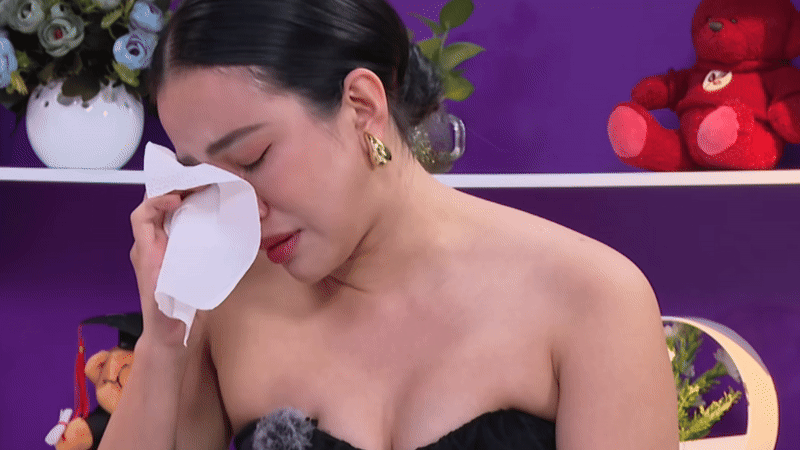 Nữ diễn viên cho biết rất đau khi nhìn thấy nhóc tỳ phải nằm viện điều trị ngay sau khi chào đời Yumi Thiên Nga đau lòng nhìn con điều trị